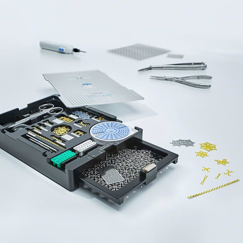 Tray with implants and instruments​-Product Picture CW Enlargement