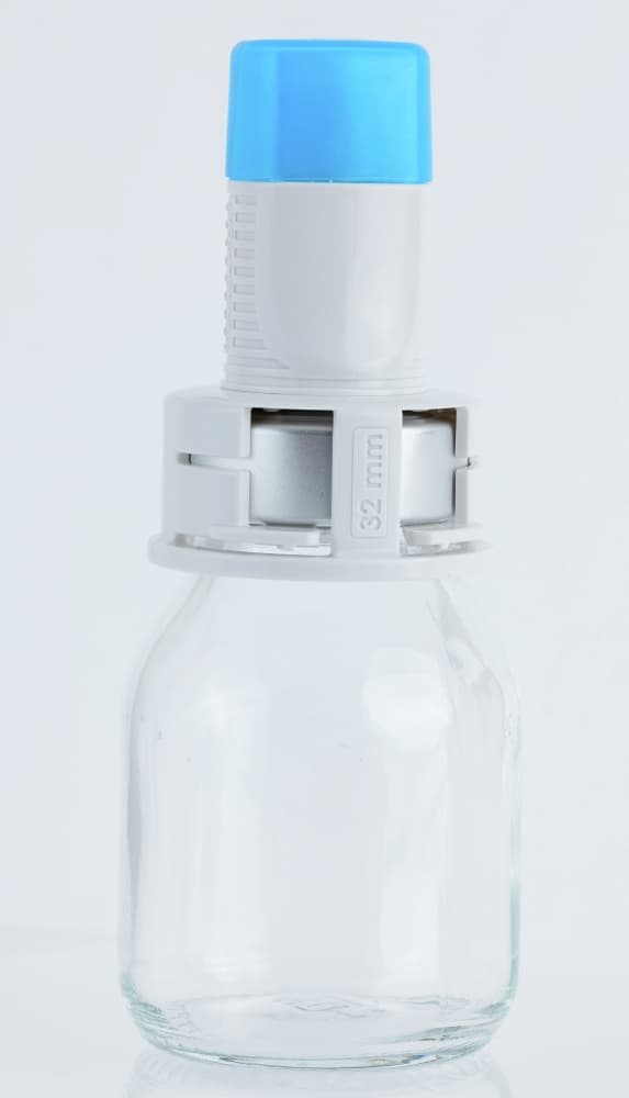 Chemfort vial adaptor-Picture of Chemfort vial adaptor, 32mm with a protective cap connected to glas vial